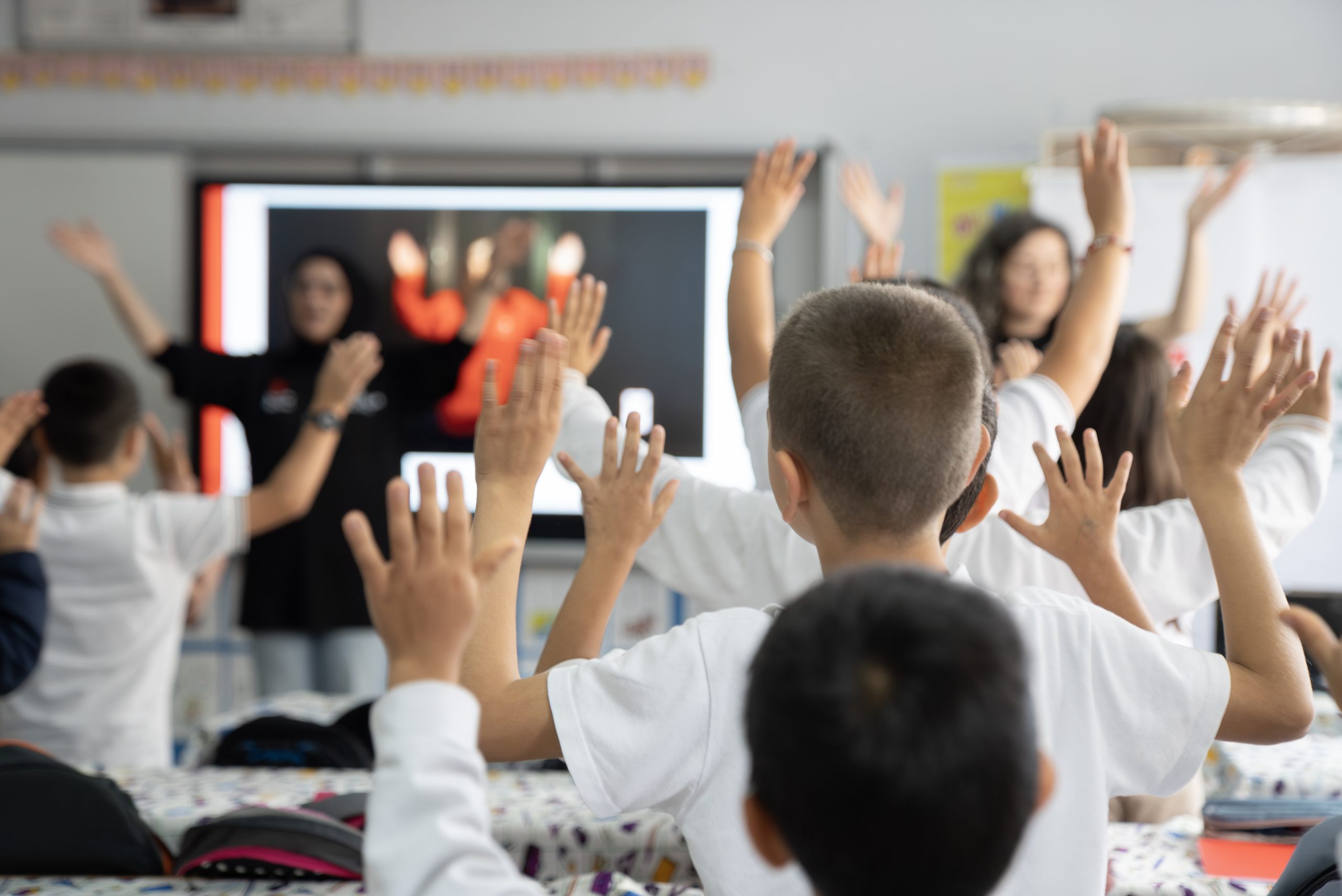 Nine-year-olds Sena and Didem live in Istanbul’s Sultanbeyli district. Energetic, curious, and passionate about learning, both girls thrive on creativity and discovery. They enjoy painting, music, dancing, and learning through play. For them, school is more than a place of education—it's a gateway to opportunity and a stepping stone toward their dreams. Didem aspires to become a doctor or a lawyer, believing in justice and service as pathways to a better world. Sena dreams of protecting both people and the environment, and one day hopes to become either a police officer or a pilot. For both girls, learning is the foundation for shaping their future.
This year, the “Climate And Emergency Resilience Day” Event held in Sultanbeyli helped bring those dreams into sharper focus. Organized by Save the Children Türkiye and the Refugees Association as part of the CARES (Climate Awareness and Resilience for Emergencies & Sustainability) project, the event aimed to raise awareness about disasters, climate change, and environmental responsibility among children, using age-appropriate, engaging, and playful learning methods.
Over the course of two days, the event offered children an interactive educational experience that blended classroom learning with outdoor activities. The first day focused on disaster preparedness through simple, hands-on lessons. Children learned how to respond calmly during emergencies like earthquakes and fires. Instructors demonstrated the "Drop, Cover, and Hold On" technique, and reinforced understanding through a gamified activity using correct and incorrect statements. Children actively participated, standing up for correct answers and sitting for incorrect ones—turning learning into a fun and memorable experience. The underlying message was clear: disasters are part of nature, and preparedness begins with calmness and informed action.
The second day brought a shift in energy as the activities moved outdoors. The children became "Climate H